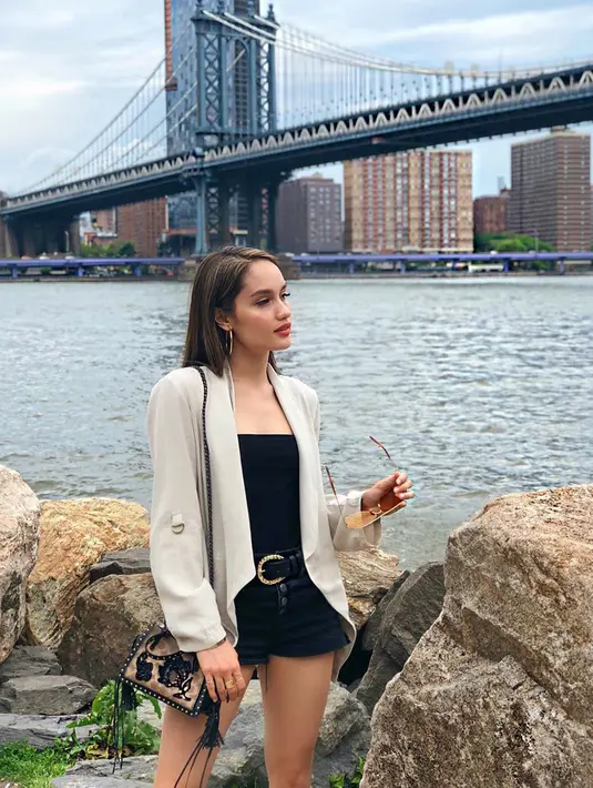 Sebagai model, Cinta Laura kerap kali mengunggah hasil pemotretannya ke Instagram. Aktris berdarah Jerman ini sangat percaya diri memamerkan bentuk tubuhnya yang langsing dan seksi. (Liputan6.com/IG/claurakiehl)