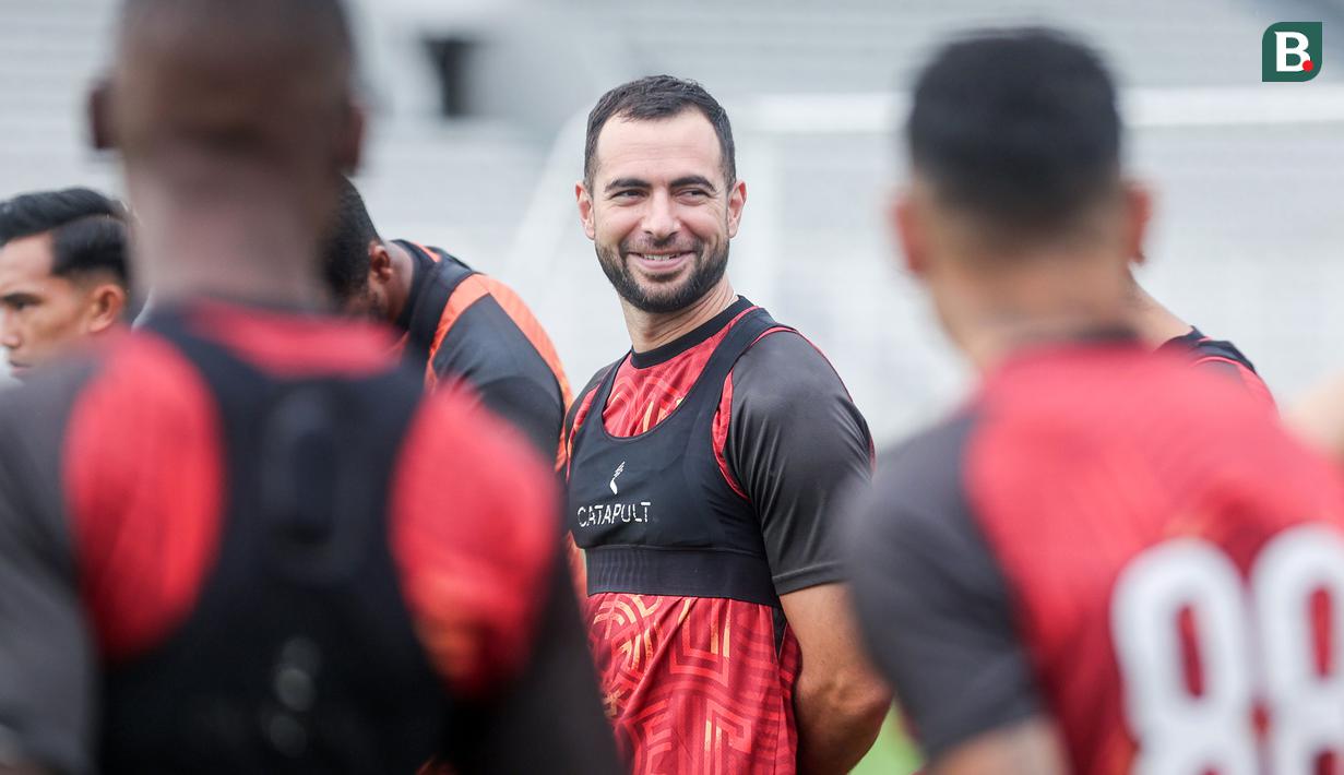 Pemain Persija Jakarta, Jordi Amat terlihat dalam latihan resmi menjelang laga BRI Super League 2025/2026 melawan Persijap Jepara di Stadion Madya, Senayan, Jakarta, Jumat (02/01/2026). (Bola.com/Abdul Aziz)