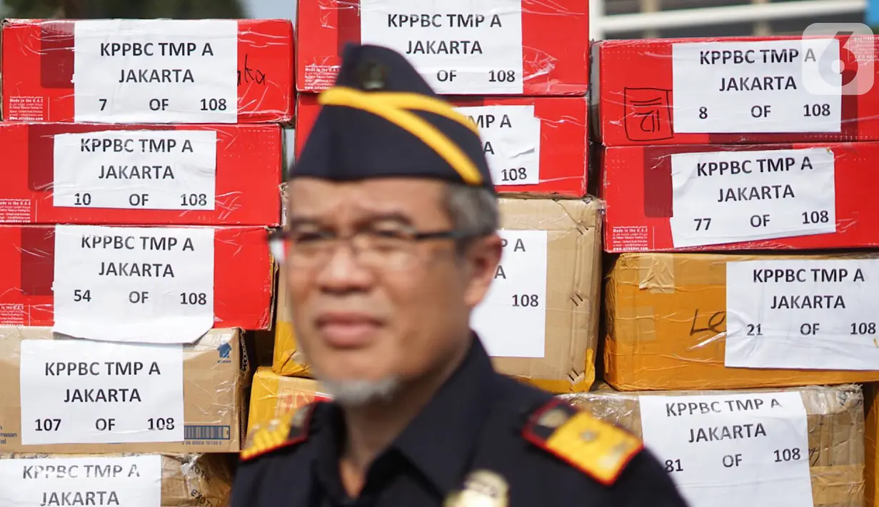 Petugas menunjukkan barang bukti hasil penindakan barang kena cukai di Kantor Pusat Bea Cukai, Jakarta Timur, Jumat (25/10/2019). Hasil penindakan Bea Cukai didukung POM TNI AD dan Garnisium Tetap I/Jakarta itu, total kerugian negara ditaksir mencapai Rp 5,8 miliar. (Liputan6.com/Immanuel Antonius)