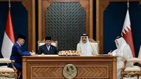 Presiden Prabowo Subianto dan Emir Qatar, Sheikh Tamim Bin Hamad Al-Thani, menyaksikan langsung penandatanganan Memorandum of Understanding (MoU) antara Pemerintah Republik Indonesia dan Pemerintah Negara Qatar. Penandatanganan tersebut digelar dalam pertemuan kedua pemimpin di Istana Amiri Diwan, Doha, Minggu (13/4/2025). (Foto: Laily Rachev - Biro Pers Sekretariat Presiden)