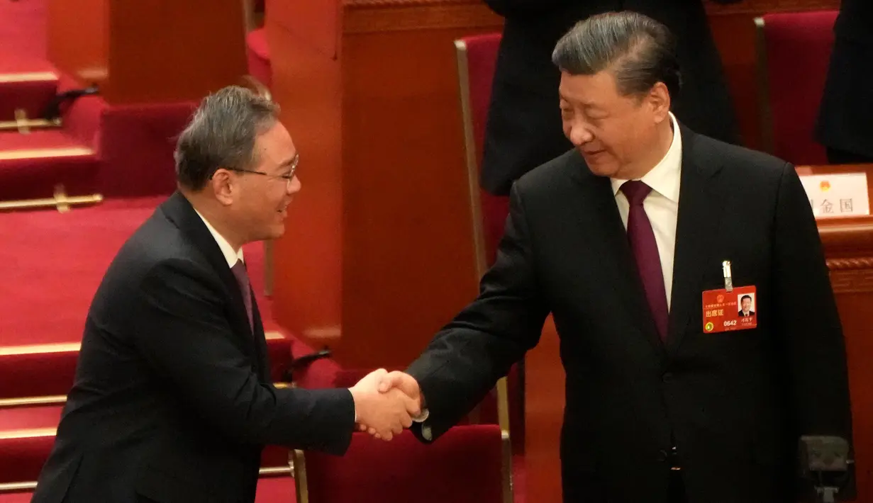 Presiden China Xi Jinping (kanan) diberi selamat oleh Li Qiang setelah ia terpilih dengan suara bulat sebagai Presiden dalam sesi Kongres Rakyat Nasional China (NPC) di Aula Besar Rakyat di Beijing, Jumat, 10 Maret 2023. Pemimpin China Xi Jinping dianugerahi masa jabatan lima tahun ketiga sebagai presiden pada hari Jumat. (AP Photo/Mark Schiefelbein)