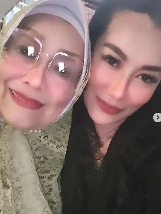 Potret Reza Artamevia bersama Ibunda (Sumber: Instagram/rezaartameviaofficial)
