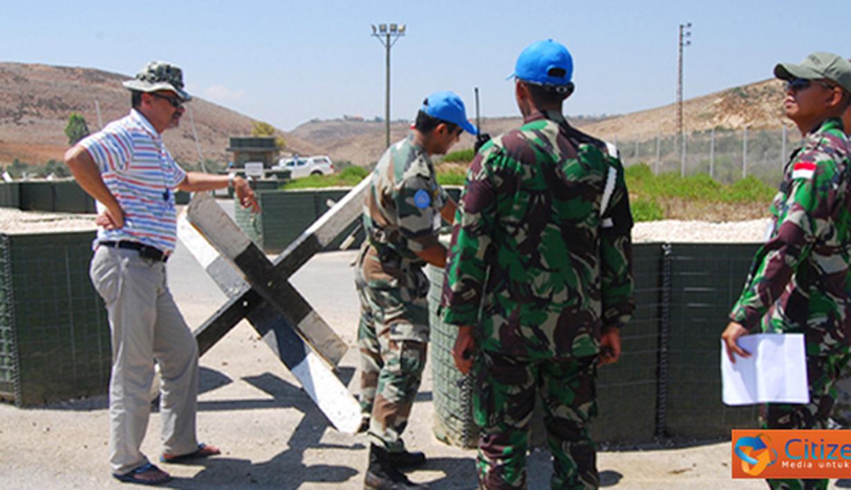 Citizen6, Lebanon: Pemeriksaan sarana dan prasarana keamanan Markas Satgas POM TNI tersebut didampingi oleh Kapten Pom Made Oka Dharmayasa dan Lettu Pom Eko Setiawan. (Pengirim: Badarudin Bakri).