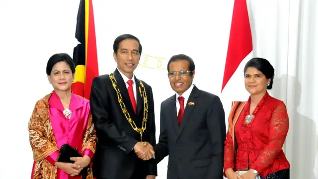 Presiden Jokowi menerima bintang jasa dari Presiden Timor Leste Taur Matan Ruak.