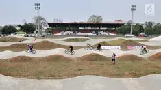 Pembalap bersaing dalam kejuaraan sepeda BMX Bearco Fest 2019 di Jakarta International BMX Track, Pulomas, Jakarta, Minggu (25/8/2019). Bearco Fest 2019 diikuti oleh pembalap sepeda profesional nasional yang terbagi dalam beberapa kategori. (merdeka.com/Iqbal Nugroho)