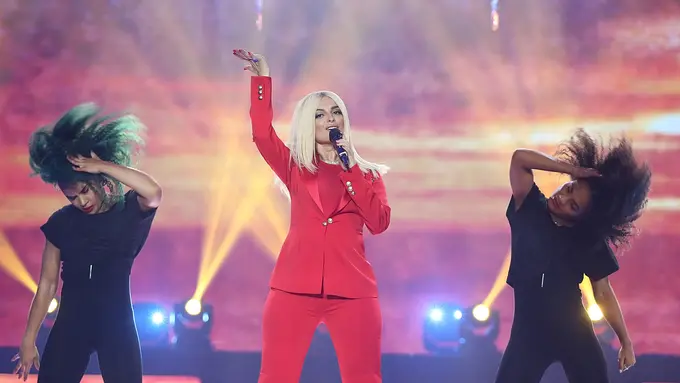 [Bintang] Serba Merah, Bebe Rexha Tampil Memikat di HUT SCTV ke-27