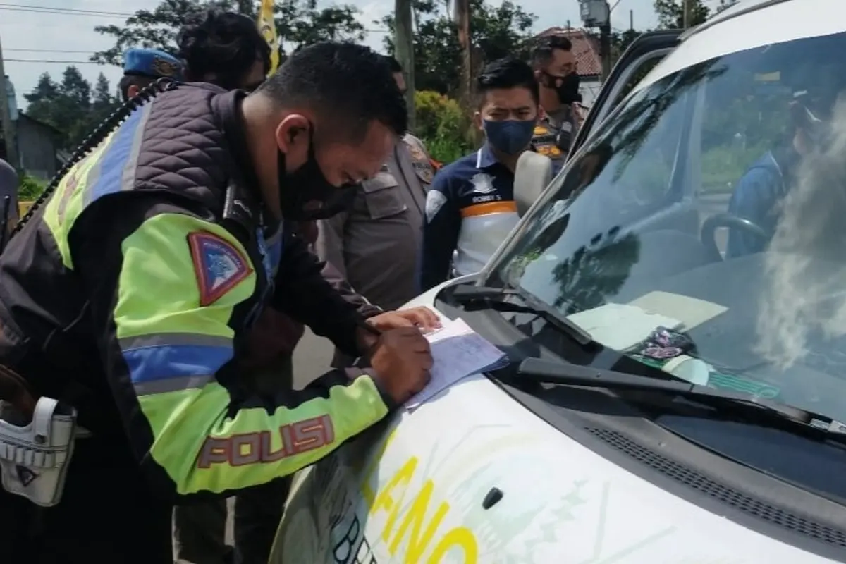 Satu unit mobil ambulans ditilang polisi di Jalan Raya Puncak, Bogor, Jawa Barat, Sabtu (7/5/22) (Liputan6.com/Achmad Sudarno)