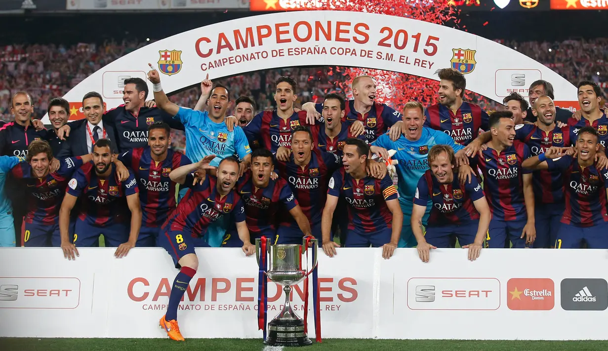 Para pemain Barcelona melakukan Selebrasi usai memenangkan gelar juara di final piala Raja di Nou Camp, Spanyol (31/5/2015). Barcelona berhasil menaklukkan Bilbao dengan skor akhir 3-1. (Reuters/Albert Gea)