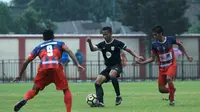 Laga uji coba Semeru FC vs Persela pada peringatan HUT Lumajang. (Bola.com/Aditya Wany)