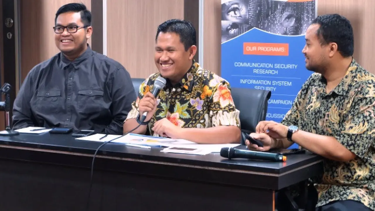 Pratama Persadha (Tengah) saat memaparkan hasil riset CISSReC 