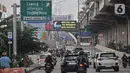 Kendaraan melintas di dekat spanduk informasi mengenai rekayasa lalu lintas di Jalan Laksamana Malahayati seiring mulai beroperasinya Off Ramp Jatiwaringin, Tol Becakayu, Jakarta Timur, Selasa (25/10/2022). Kepala Dishub DKI Jakarta Syafrin Liputo mengungkapkan rekayasa lalu lintas dilakukan karena Off Ramp Jatiwaringin Tol Becakayu mulai beroperasi yang berlangsung hingga 4 November mendatang. (merdeka.com/Iqbal S. Nugroho)