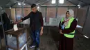Meski ada keraguan terhadap perubahan politik yang lebih luas, Pemilu lokal ini dipandang sebagai cara untuk mempertahankan kesinambungan layanan sipil. Tampak dalam foto, seorang pria Palestina memberikan suara di Tempat Pemungutan Suara (TPS) selama pemilihan kota di Deir el-Balah, Jalur Gaza, pada Sabtu 25 April 2026. (Eyad Baba/AFP)