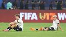 Pemain Austria tampak lesu setelah ditaklukkan Portugal di final Piala Dunia U-17 2025 di Khalifa International Stadium, Kamis (27/11/2025). (AP Photo/Hussein Sayed)