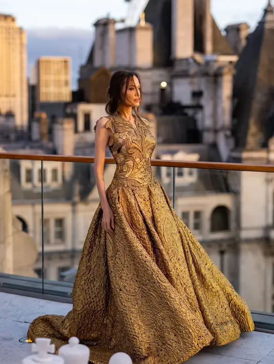 <p>Penampilan Angelina Jolie yang satu ini tak mungkin terlupakan. Angelina Jolie memesona dalam balutan gaun rancangan Versace, kali ini dengan volume ekstra untuk ukuran yang baik. Gaun ini dibuat dari brokat emas metalik, dengan replika renda yang dijahit tangan di atas korset berleher tinggi, membuat Angelina Jolie sangat pantas untuk menjadi salah satu Disney Princess. Foto: Instagram.</p>