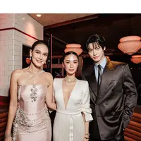 Luna Maya tampil memukau dalam acara glamor yang diadakan di Marina Bay Sands, bertepatan dengan perayaan transformasi baru tempat ikonik tersebut. [@lunamaya].