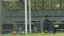 Kiper Timnas U-23, Kartika Aji, saat latihan tertutup di Stadion Wibawa Mukti, Cikarang, Selasa (14/11/2017). Timnas Indonesia U-23 akan menjalani laga uji coba kontra Suriah U-23 pada Kamis (16/11/2017). (Bola.com/ M Iqbal Ichsan)