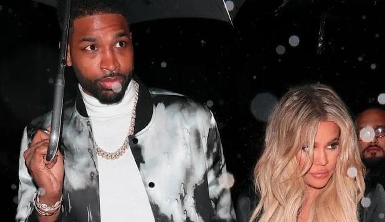 Saksi tersebut mengatakan bahwa grup itu dikelilingi banyak wanita di dalam kelab. (News.com.au)