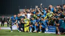 <p>Selebrasi skuad Persib Bandung, Marc Klok (kiri) dkk merayakan keberhasilan menjuarai Championship Series BRI Liga 1 2023/2024 usai mengalahkan Madura United pada final leg kedua di Stadion Gelora Bangkalan, Madura, Jumat (31/5/2024). (Bola.com/Bagaskara Lazuardi)</p>