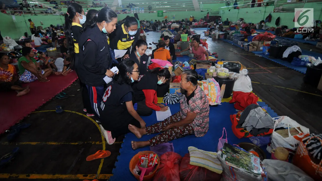 Pengecekan Administrasi Pengungsi Terdampak Gunung Agung