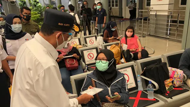 FOTO: Libur Panjang, Menhub Budi Karya Tinjau Stasiun Pasar Senen