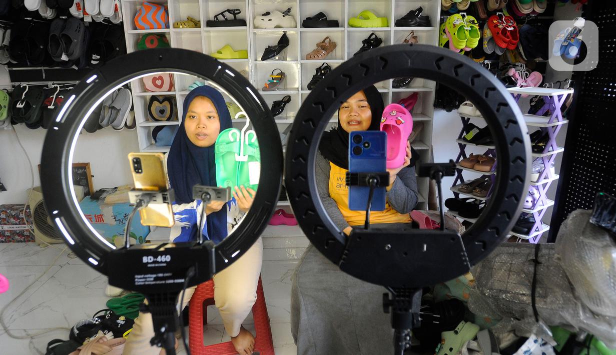 Pedagang berjualan melalui siaran langsung di NShopZ di kawasan Cinere, Depok, Jawa Barat(19/12/2023). (merdeka.com/Arie Basuki)