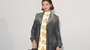 Stephanie Hui memilih trench coat denim abu-abu yang dikenakan terbuka, menampilkan dress motif bunga kuning-ungu di dalamnya, dilengkapi boots tinggi hitam [dok. Burberry]