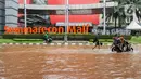 Di Jalan Boulevard Raya, Kelapa Gading, Jakarta, banjir sudah terjadi sejak Selasa (28/1/2025) malam. (Liputan6.com/Herman Zakharia)
