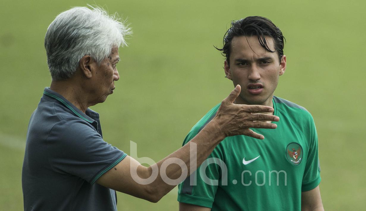Direktur Teknik PSSI, Danurwindo, memberikan masukan kepada striker Timnas Indonesia U-22, Ezra Walian. Pria yang bermain untuk Jong Ajax itu gabung Timnas Indonesia U-22 sesaat sebelum laga uji coba melawan Myanmar. (Bola.com/Vitalis Yogi Trisna)