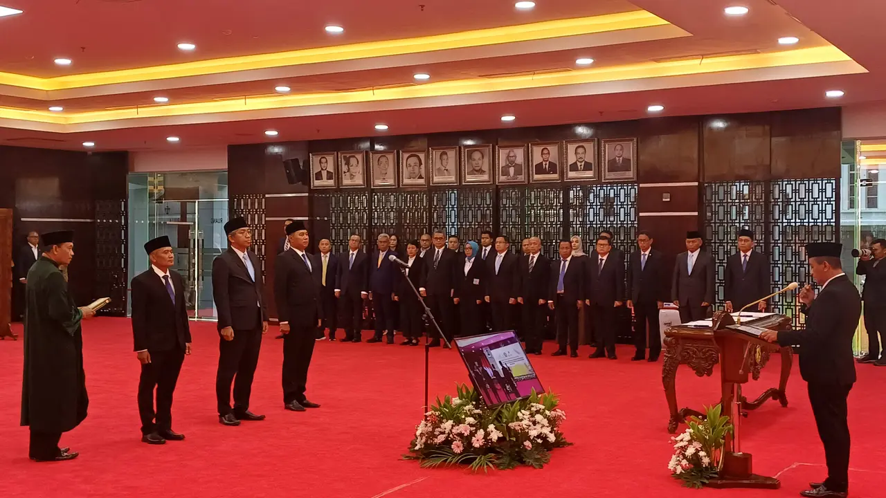 Menteri Energi dan Sumber Daya Mineral (ESDM) Bahlil Lahadalia melantik tiga pejabat Satuan Kerja Khusus Pelaksana Kegiatan Usaha Hulu Minyak dan Gas Bumi (SKK Migas).(Foto: Liputan6.com/Maulandy R)