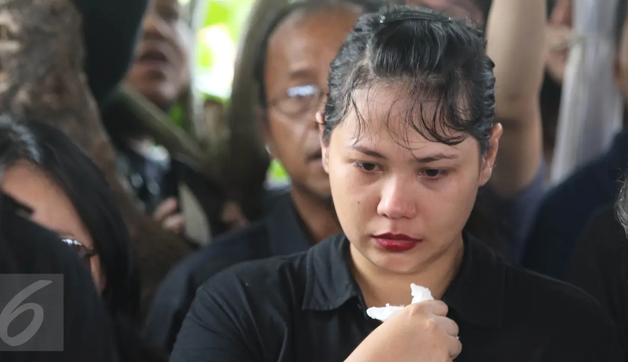 Ekspresi kesedihan terlihat di wajah Christina Maria ketika prosesi pemakaman kekasihnya, Mike Mohede, di TPU Tanah Kusir, Jakarta, Selasa (2/8). Pemakaman Mike Mohede diiringi lagu rohani yang dinyanyikan Judika dan Delon. (Liputan6.com/Herman Zakharia)
