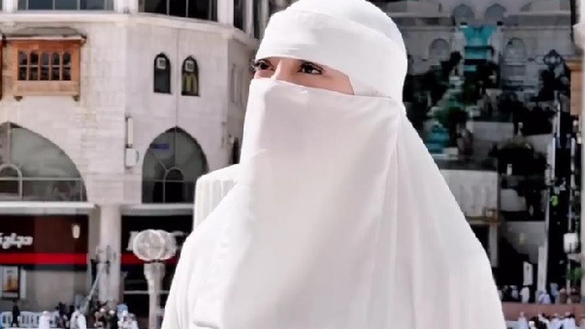 5 Potret Cantik Celine Evangelista Pilih Tampil Bercadar saat Jalani Umrah Setelah Mualaf