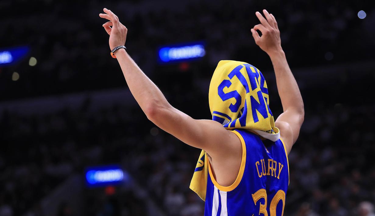 Pebasket Golden State Warriors, Stephen Curry, merayakan tiga poin saat melawan San Antonio Spurs pada laga final NBA Wilayah Barat di San Antonio, Sabtu (20/5/2017). Spurs kalah 108-120 dari Warriors. (AFP/Ronald Martinez)