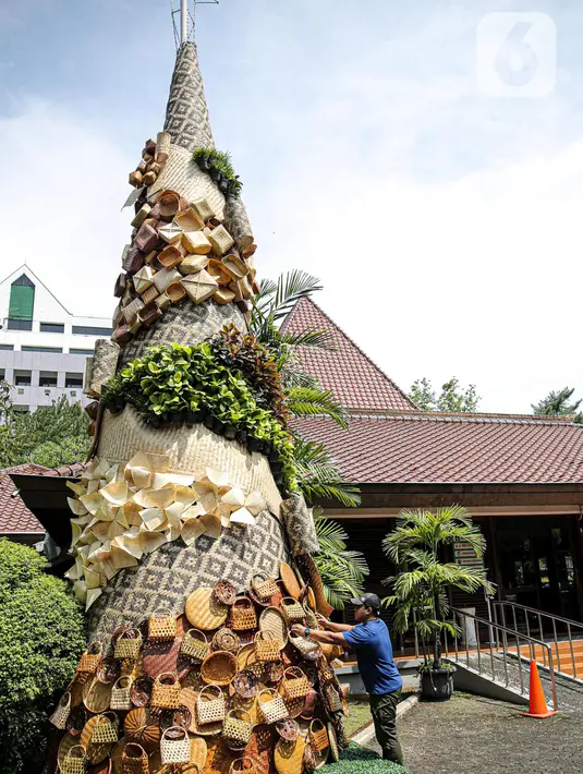Umat nasrani mendekorasi Natal di Gereja Katolik Santo Stefanus, Jakarta, Selasa (20/12/2022). Pada perayaan Natal 2022 dengan mengusung tema “Green Christmas” mereka membuat pohon Natal dari gedek, tampah, besek sedangkan ornamen goa Natal menggunakan barang bekas pakai karton telur, selongsong tissue gulung, serta buku misa paskah 2019. (Liputan6.com/Faizal Fanani)