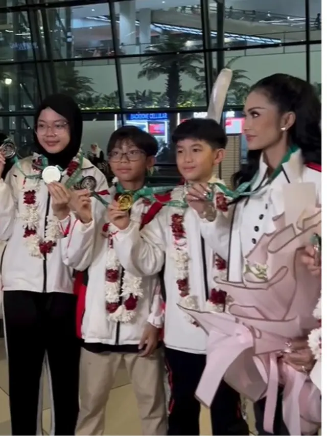 6 Potret Krisdayanti Pulang dari Tiongkok, Bawa Medali Perak Kejuaraan Wushu