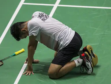 Pebulutangkis Indonesia, Anthony Ginting, saat melawan wakil China Taipei, Chou Tien-chen, pada laga Asian Games di Istora, Jakarta, Senin (27/8/2018). Anthony Ginting kalah 21-16, 21-23, dan 17-21. (Bola.com/Vitalis Yogi Trisna)