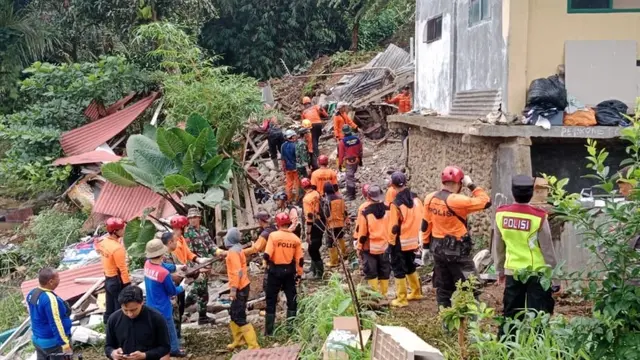 Tim Gabungan Mencari Korban Longsor di Bogor