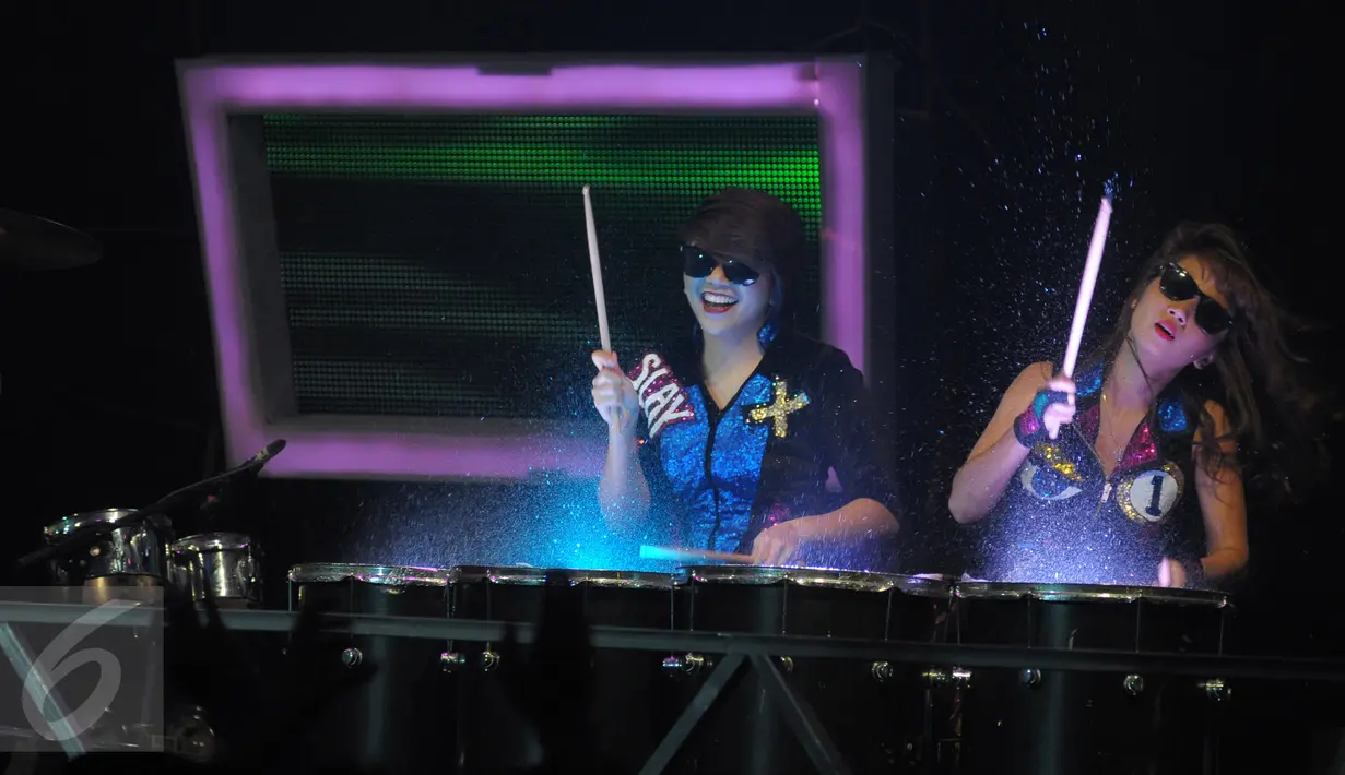 DJ Angger Dimas berkolaborasi dengan Splash Drumlight dalam konser bertajuk The Biggest Concert Angger Dimas: Night Like This di Studio 6 Emtek City, Jakarta, Rabu (16/12).  (Liputan6.com/Herman Zakharia)