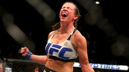 Atlet tarung bebas, Miesha Tate, merayakan kemenangan atas Holly Holm dalam UFC 196 di MGM Grand Garden Arena, Las Vegas, AS. (5/3/2016). (Reuters/USA TODAY Sports/Mark J. Rebilas)