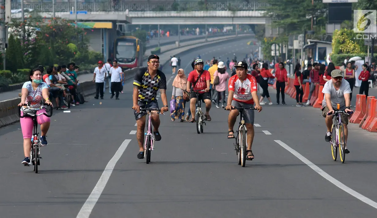 Warga bersepeda di Jalan Jenderal Sudirman saat pelaksanaan Hari Bebas Kendaraan Bermotor (HBKB), Jakarta, Minggu (3/6). Pemprov DKI Jakarta berencana meniadakan pelaksanaan HBKB pada 10, 17, dan 24 Juni 2018. (Liputan6.com/Helmi Fithriansyah)