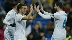 Para pemain Real Madrid merayakan gol Lucas Vazquez (kiri) saat melawan Numancia pada laga Copa Del Rey di Santiago Bernabeu stadium, Madrid, (10/01/2018). Real Madrid unggul agregat 5-2 atas Numancia. (AP/Francisco Seco)