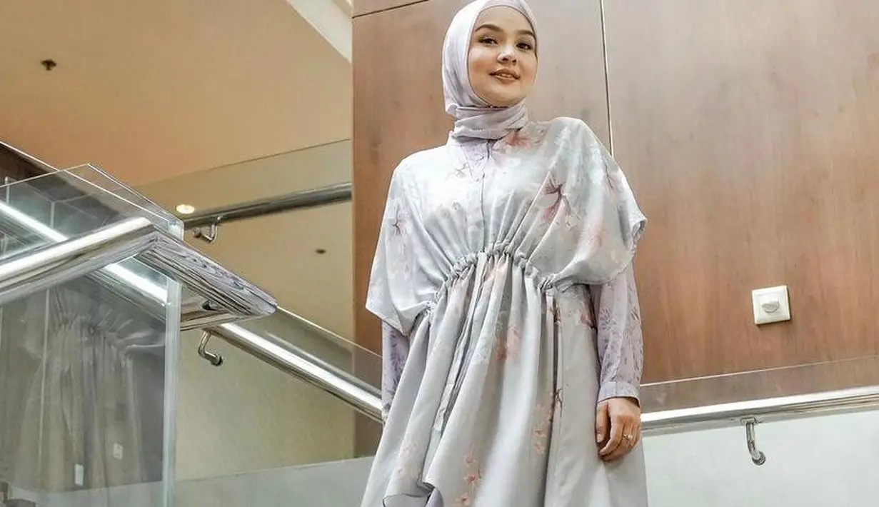 Gamis satin dengan model 2 layer seperti yang dikenakan desainer Ria Miranda ini juga tak kalah menarik dikenakan di Hari Raya. Elegan! (Instagram/riamiranda).