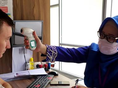 Gelandang Barito Putra asal Serbia, Danilo Sekulic, menjalani screening suhu tubuh di RS Sari Mulia, Banjarmasin. (Dokumentasi Barito Putra/Gatot Susetyo)