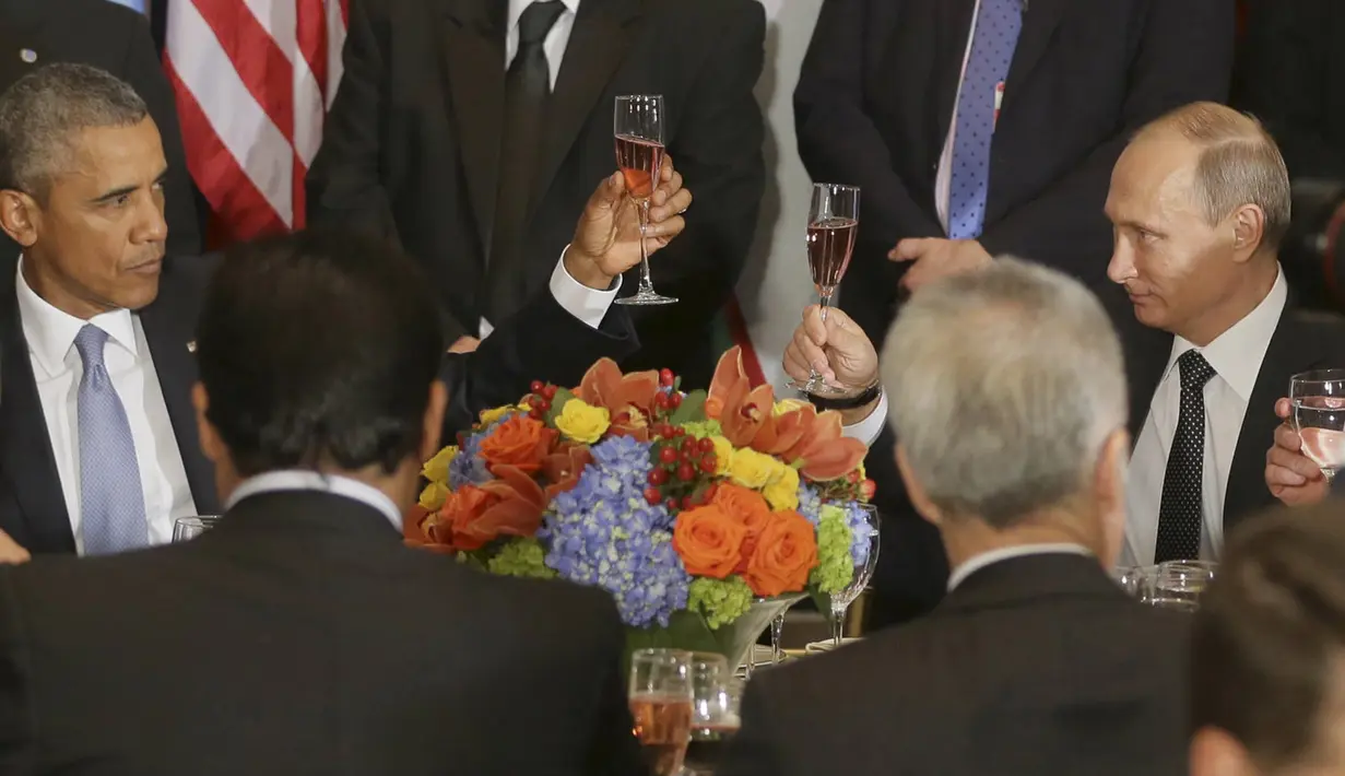 Presiden Rusia, Vladimir Putin (kanan) dan Presiden AS, Barack Obama bersulang saat jamuan makan siang pada acara Sidang Umum PBB di New York, Senin (28/9/2015). (REUTERS/Mikhail Metzel/RIA Novosti/Pool)