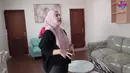 Kantor baru Irish Bella dan Ammar Zoni ini pun belum benar-benar selesai. terlihat pula dari ruangan khusus podacst dengan sofa yang masih terbungkus plastik. (Liputan6.com/YouTube/Aish TV)