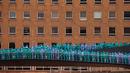 Ribuan orang dengan tubuh tanpa busana saat menjadi model sebuah seni berjudul "Sea of Hull" karya Spencer Tunick asal Amerika Serikat di pusat Kota Hull, Inggris, Sabtu (9/7). (AFP Photo/Jon Super)