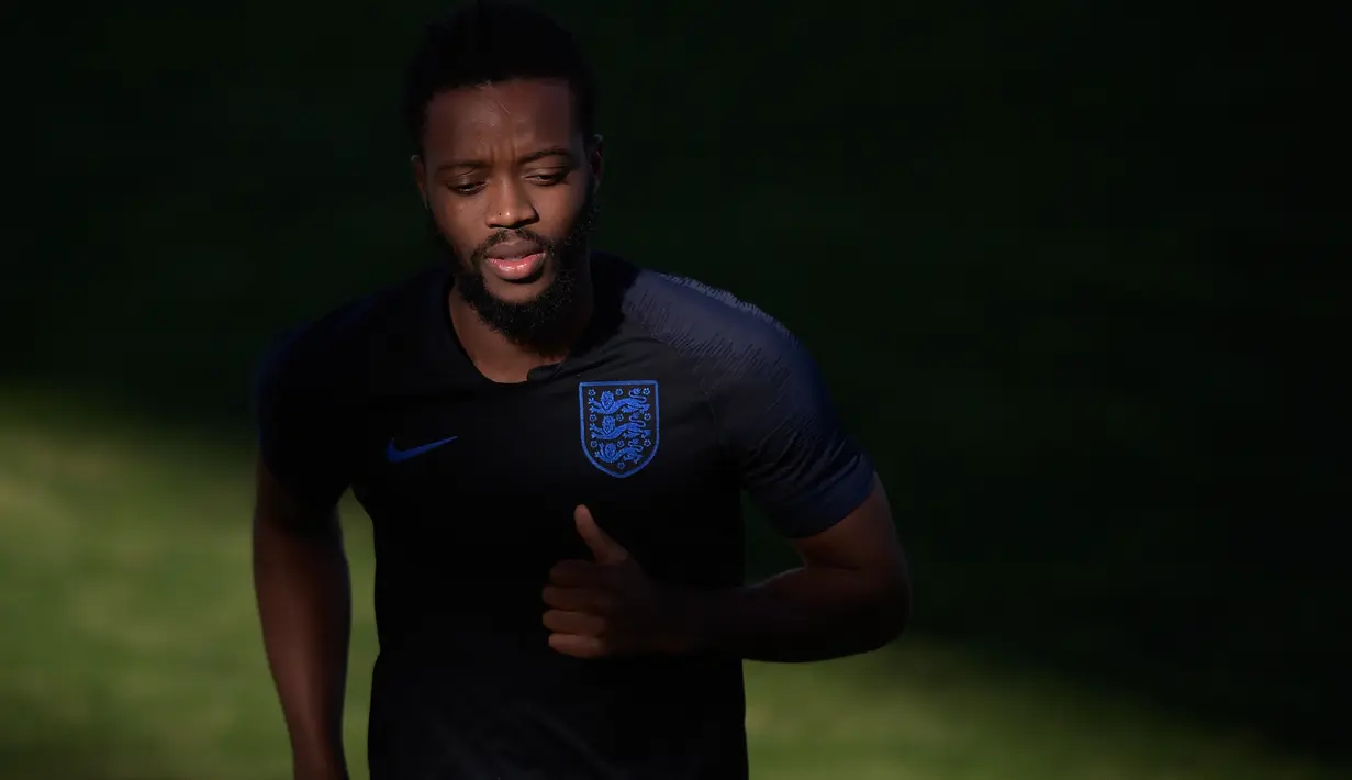 Gelandang Inggris, Nathaniel Chalobah mengikuti latihan jelang melawan Spanyol di Liga A Grup 4 UEFA Nations League 2018 di Ciudad Deportiva Luis del Sol, Sevilla (14/10). Inggris butuh kemenangan jika ingin ke final. (AFP Photo/Jorge Guerrero)
