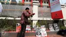 Seorang lelaki berorasi di depan Gedung DPP PDI-P, Jakarta (22/6/2015). Mereka menolak Sutiyoso sebagai Kepala BIN karena dianggap terlibat dalam kerusuhan 27 Juli 1996. (Liputan6.com/JohanTallo)