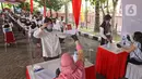 Peserta memberikan berkas sebelum mengikuti proses Tes Standar Kompetensi Dasar (SKD) CPNS di BKN, Jakarta, Kamis (2/9/2021). Sebanyak 800 peserta mengikuti tes yang dibagi dua sesi dan menerapkan protokol kesehatan yang ketat. (Liputan6.com/Herman Zakharia)