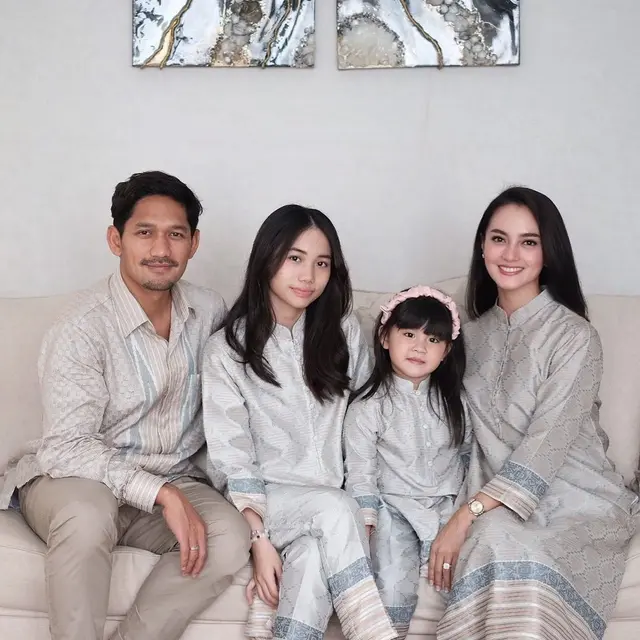 Ririn Ekawati, Ibnu Jamil, dan kedua putri mereka. (Foto: Instagram @ibnujamilo)