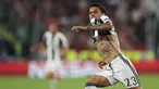 Bek Juventus, Daniel Alves melakukan selebrasi usai mencetak gol ke gawang AS Monaco pada pertandingan leg kedua semifinal Liga Champions di Turin, Italia, (10/5). Juventus melangkah ke final setelah menang dengan aggregat 4-1. (AFP Photo/Valery Hache)